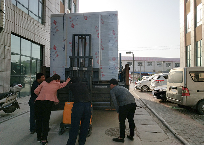 天龙化妆品厂风淋室发货现场